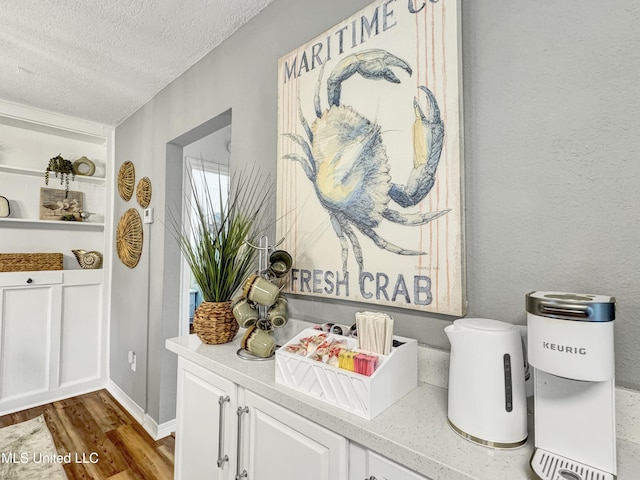 239 Palmetto Ln, Gulfport, MS 39507 - detailed view of a textured ceiling and wood finished floors