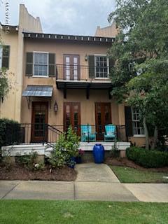 view of front of house with a front yard