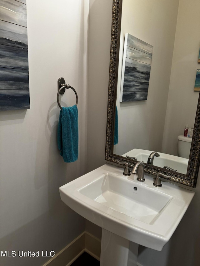 bathroom featuring toilet and sink