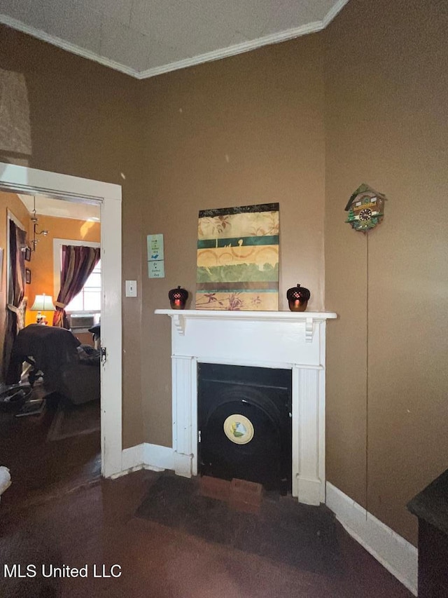 2413 Cherry St, Vicksburg, MS 39180 - living room with crown molding