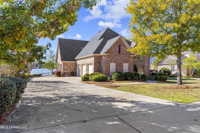 view of front of house featuring a garage and a front yard