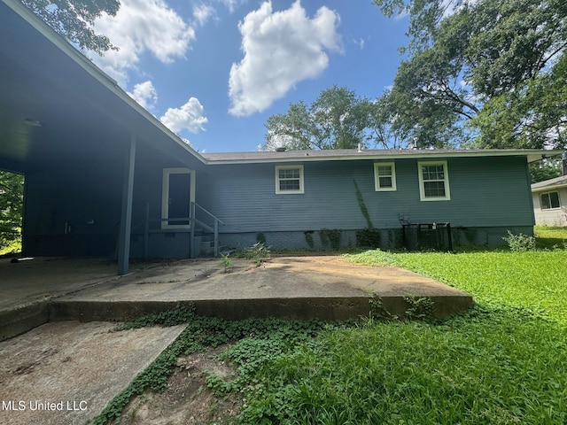 1010 Deryll St, Jackson, MS 39212 - back of property with a lawn and entry steps