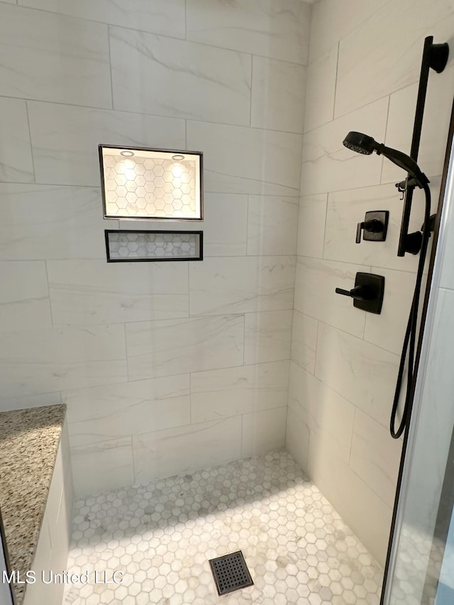 bathroom featuring tiled shower