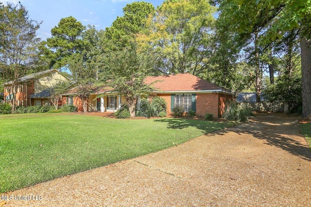 single story home featuring a front lawn