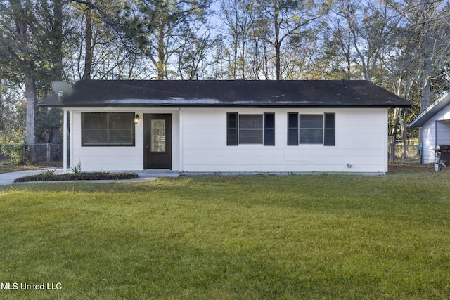 single story home with a front lawn