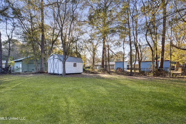 view of yard featuring a storage shed