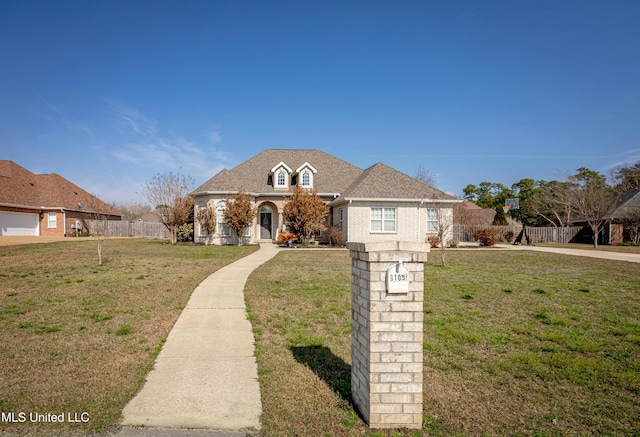 view of front of property featuring a front lawn