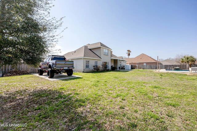 view of yard featuring a fenced in pool