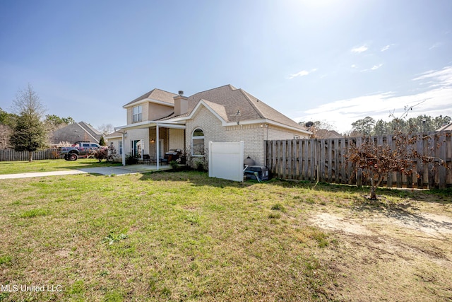 view of front facade featuring a front yard