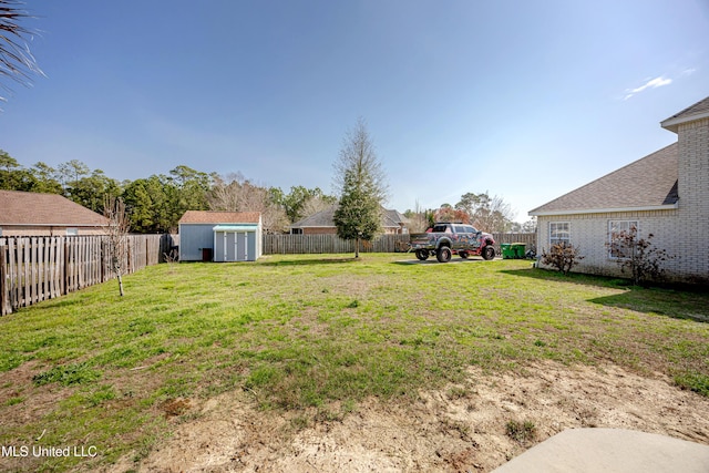 view of yard featuring a storage shed