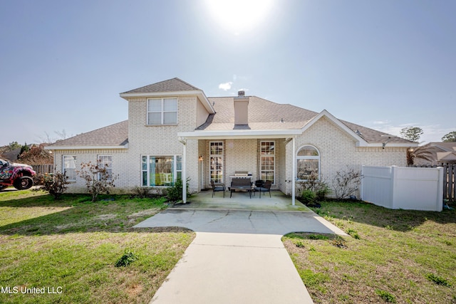 view of front of property with a front lawn