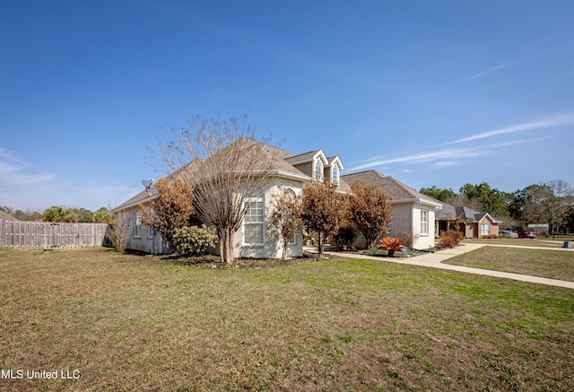 view of front of property with a front yard