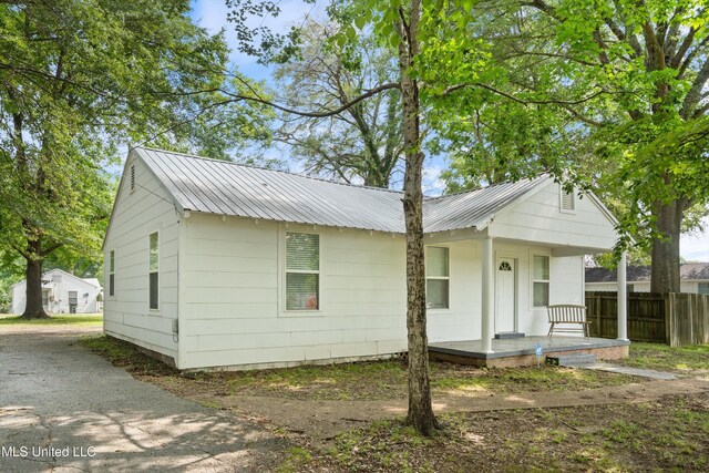 777 W Main St, Senatobia, MS 38668 - view of front of property with covered porch and a metal roof