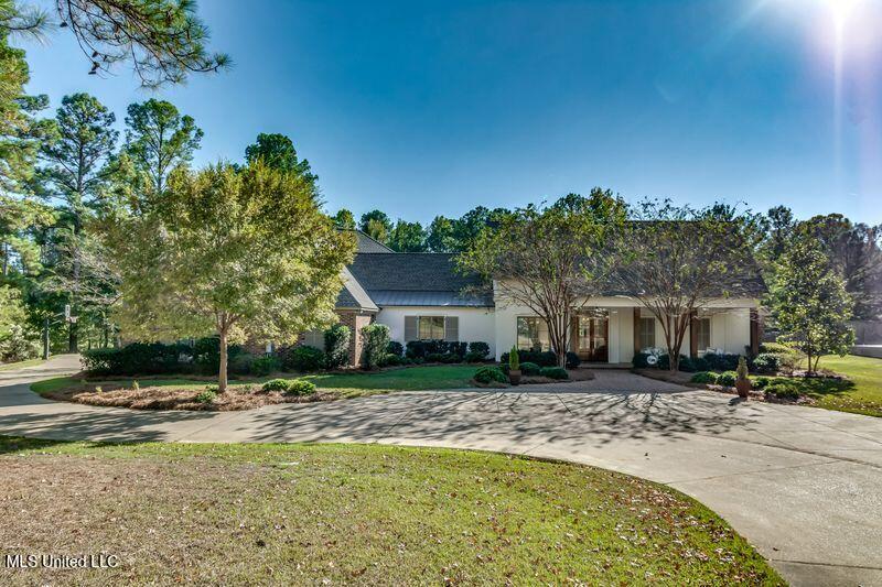 view of front of house with a front lawn