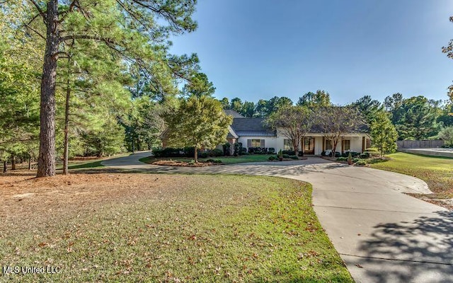 single story home with a front lawn