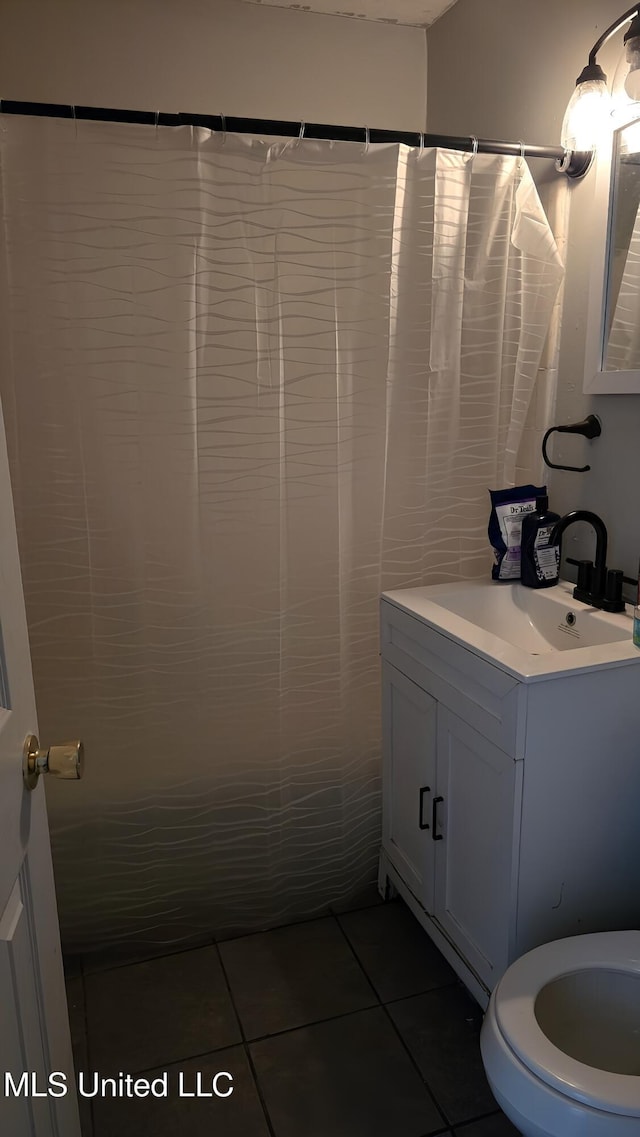 full bathroom featuring toilet, a shower with shower curtain, vanity, and tile patterned floors