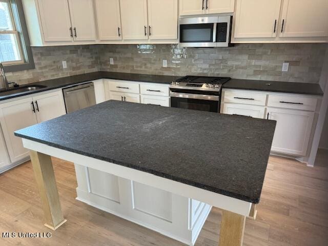 317 Willow Way Unit 158, Canton, MS 39046 - kitchen featuring a sink, stainless steel appliances, tasteful backsplash, light wood-type flooring, and white cabinetry