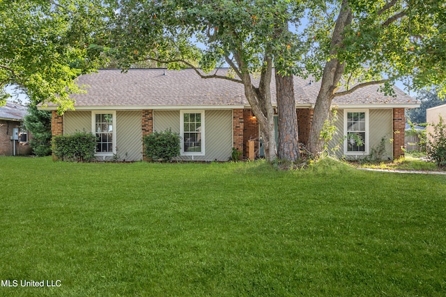 single story home featuring a front lawn