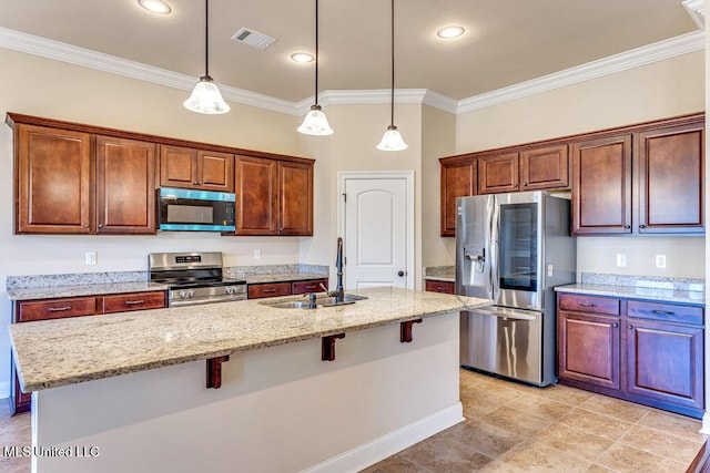 kitchen featuring sink, crown molding, a kitchen island with sink, a breakfast bar area, and stainless steel appliances