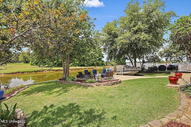 view of yard featuring a water view