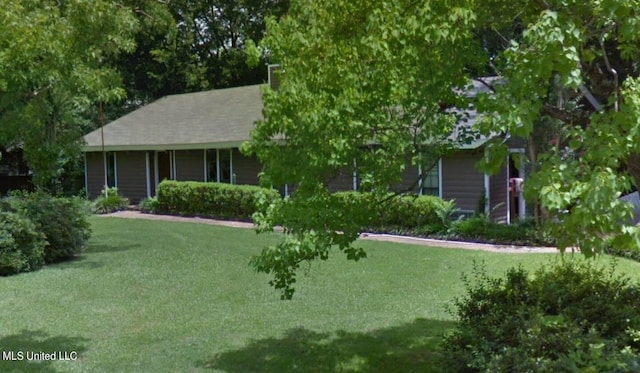 view of front of home with a front lawn