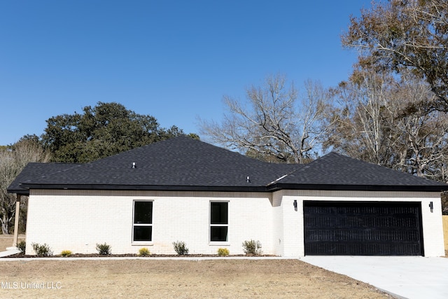 view of front facade with a garage