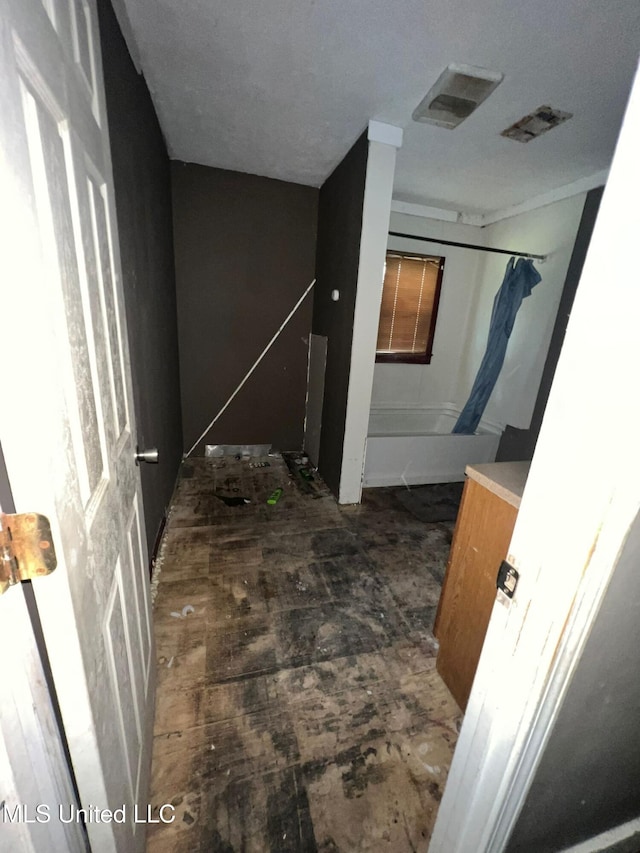 4515 25th St, Meridian, MS 39307 - full bath featuring a shower with curtain