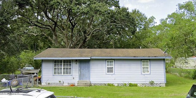 view of front of home featuring a front lawn