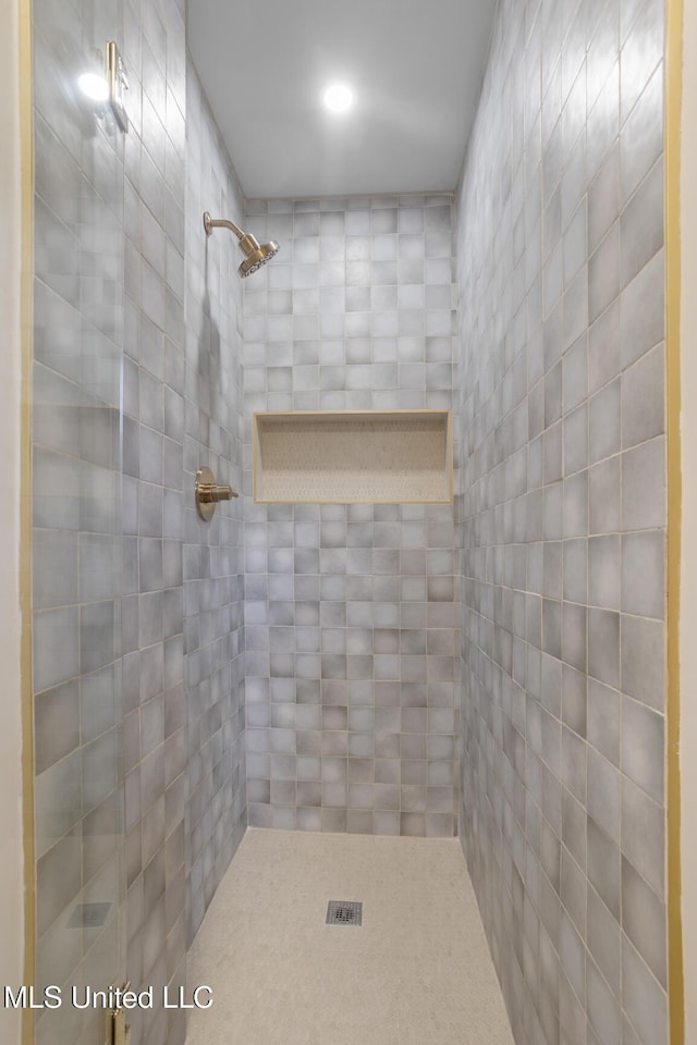 full bath with tiled shower