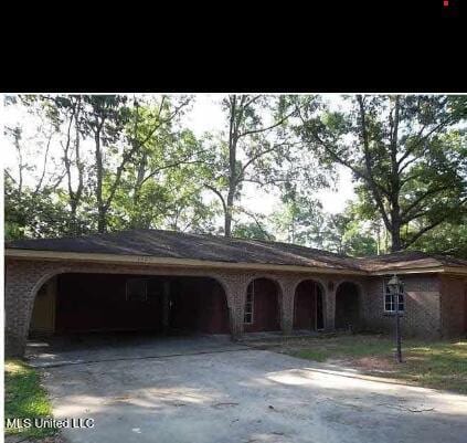 ranch-style home featuring a garage