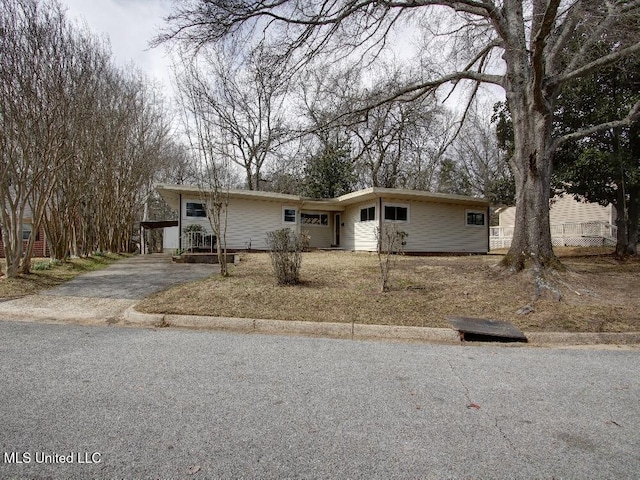 view of front facade with driveway