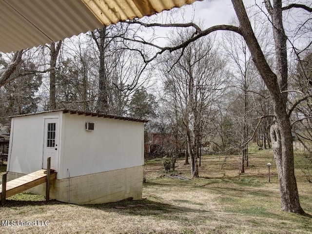 view of yard featuring an outbuilding and a storage shed