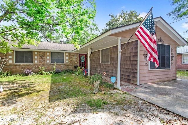 view of front of home featuring a front yard