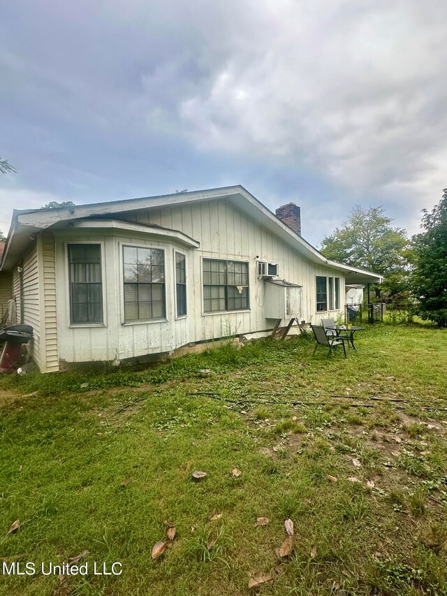 2236 Long St, Grenada, MS 38901 - view of side of home with a lawn