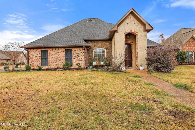 view of front of property featuring a front lawn