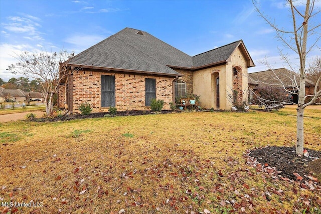 view of front of house featuring a front yard