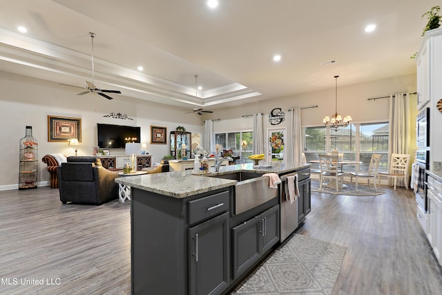 kitchen featuring a sink, a ceiling fan, appliances with stainless steel finishes, recessed lighting, and wood finished floors