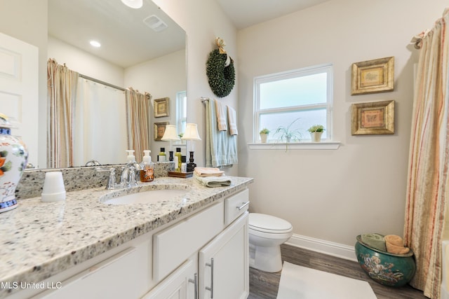 full bath featuring baseboards, wood finished floors, toilet, vanity, and curtained shower