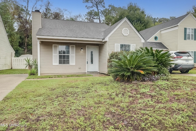 view of front of house featuring a front lawn