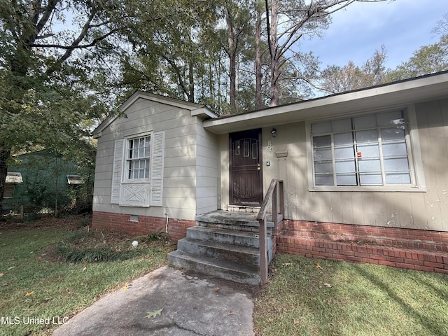 view of front of house featuring a front lawn