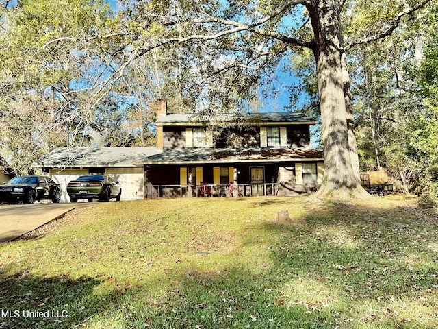 view of front facade with a front lawn