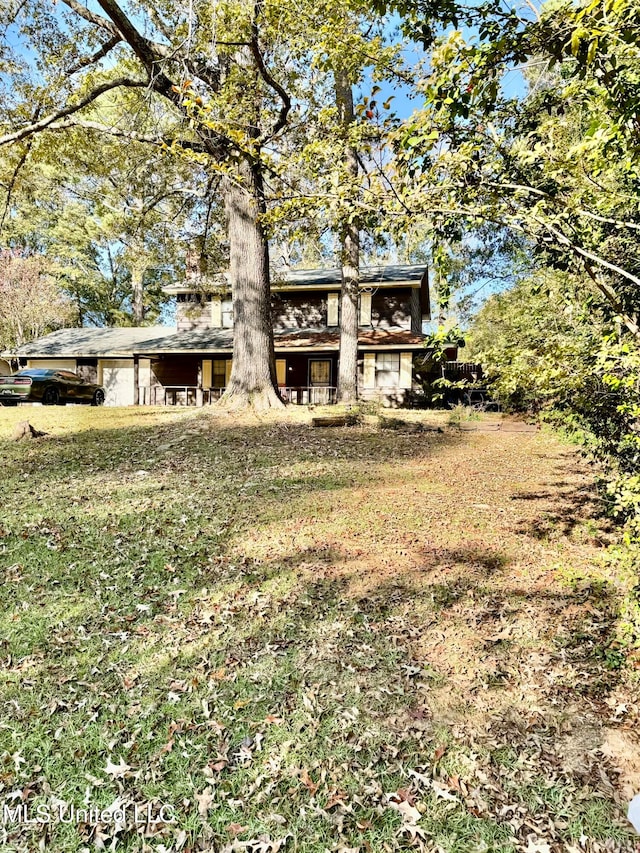 view of front of property with a front lawn