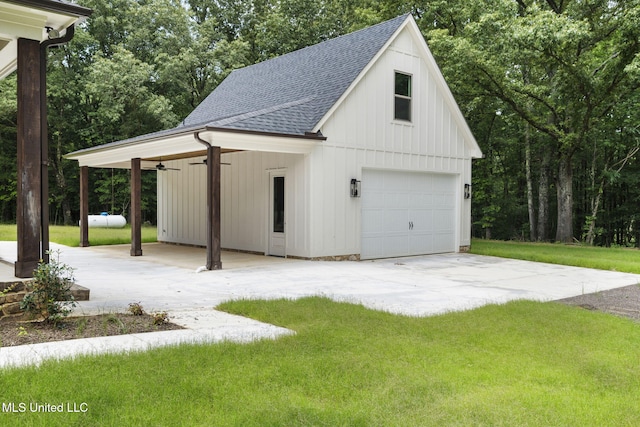 563 Valentine Rd, Holly Springs, MS 38635 - garage featuring ceiling fan and concrete driveway