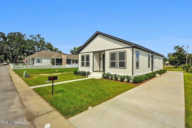 view of front of house featuring a front yard