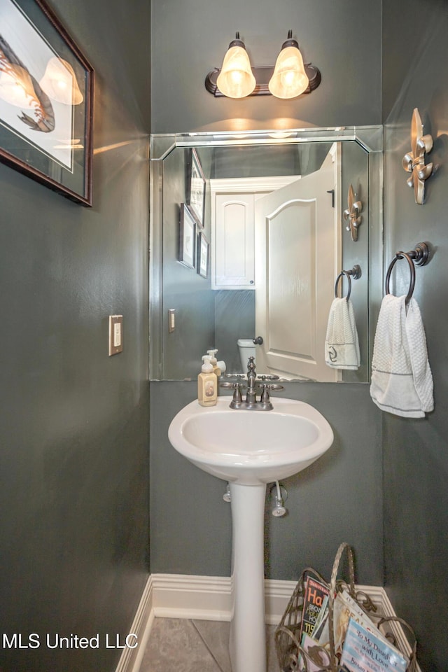 3927 Acadian Village Dr, Ocean Springs, MS 39564 - bathroom featuring baseboards