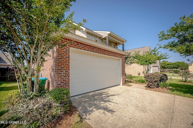 3927 Acadian Village Dr, Ocean Springs, MS 39564 - garage with driveway