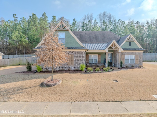 craftsman-style house featuring a front yard