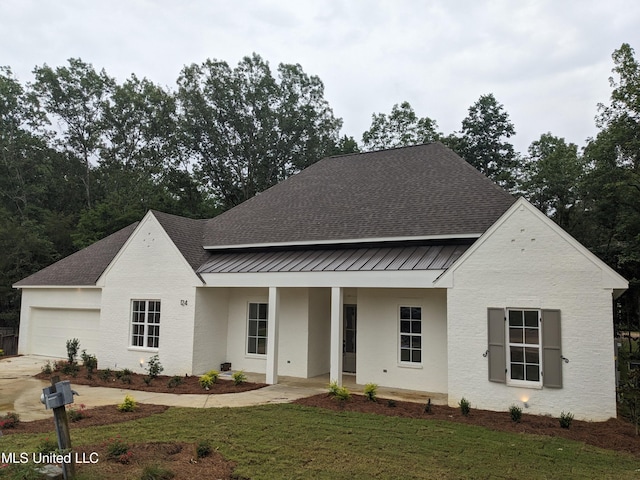 view of front of house featuring a front lawn and a garage