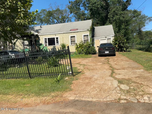 view of front of home with a front lawn