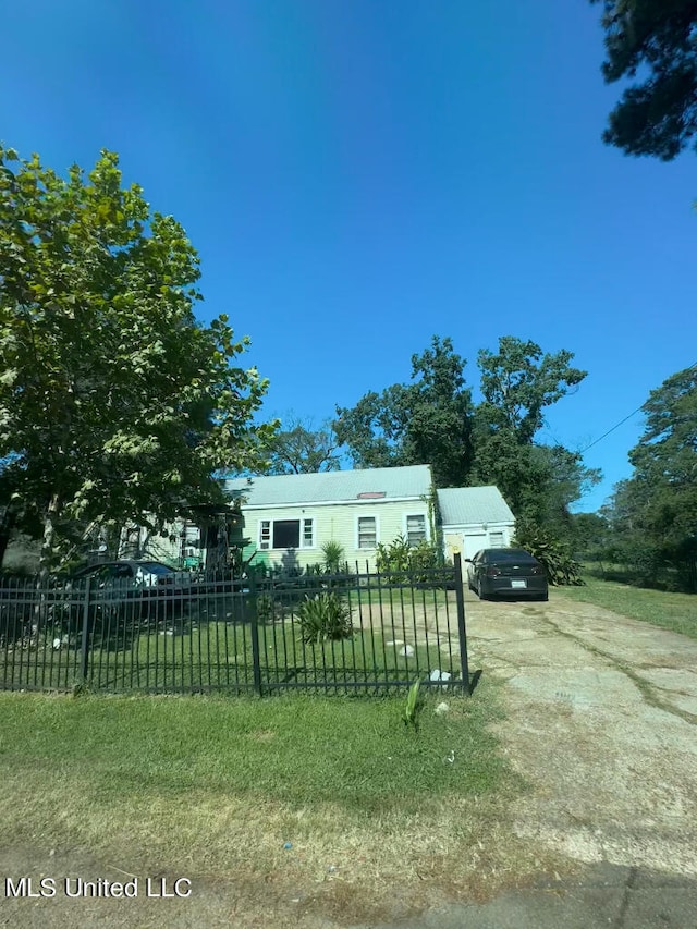 view of front of home with a front yard